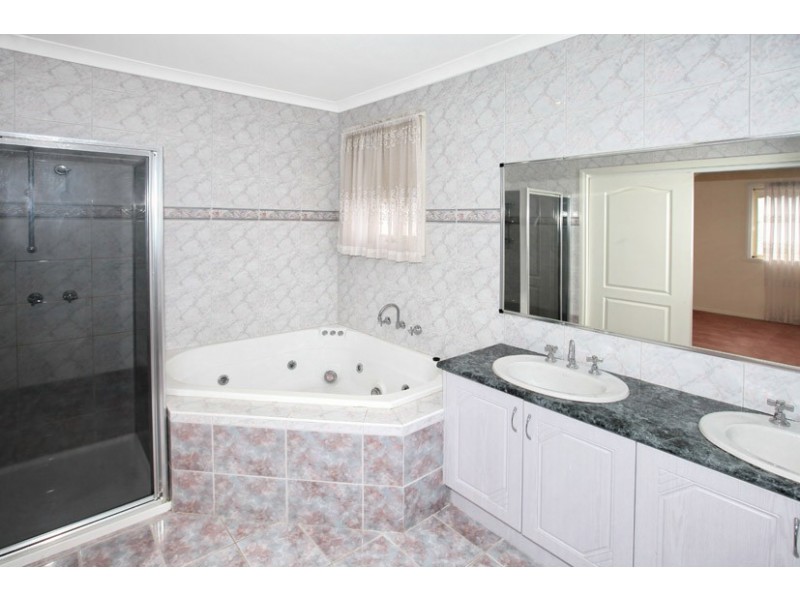 8 Madigan Court, Roxburgh Park VIC 3064