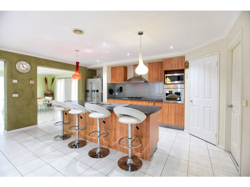 16 Wild Crescent, Roxburgh Park VIC 3064