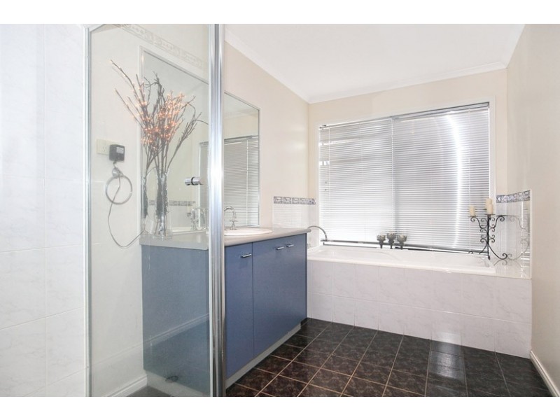 16 Wild Crescent, Roxburgh Park VIC 3064