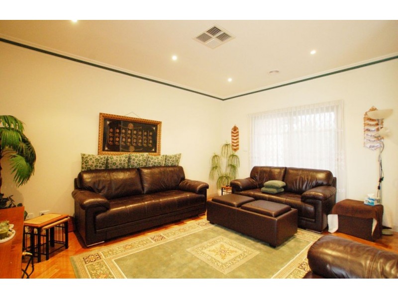 64 McKenzie Crescent, Roxburgh Park VIC 3064