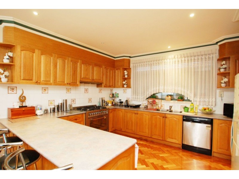 64 McKenzie Crescent, Roxburgh Park VIC 3064