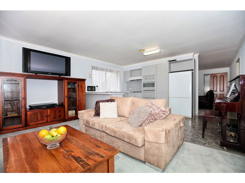 9 Edgecombe Way, Roxburgh Park VIC 3064