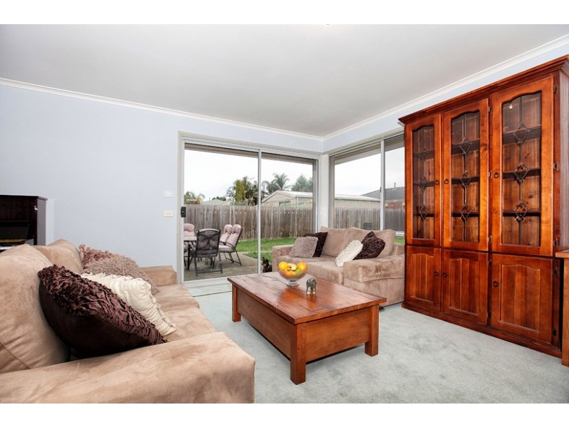9 Edgecombe Way, Roxburgh Park VIC 3064