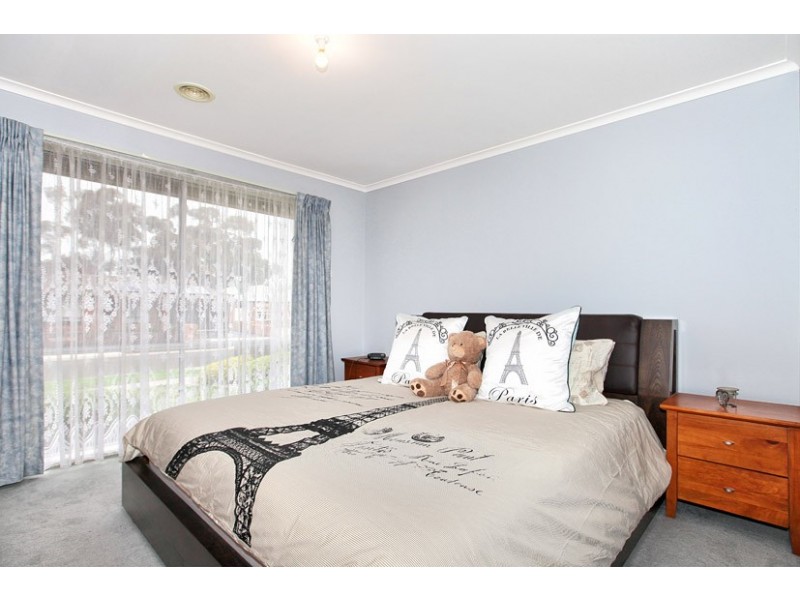 9 Edgecombe Way, Roxburgh Park VIC 3064