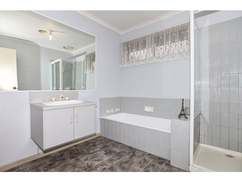9 Edgecombe Way, Roxburgh Park VIC 3064