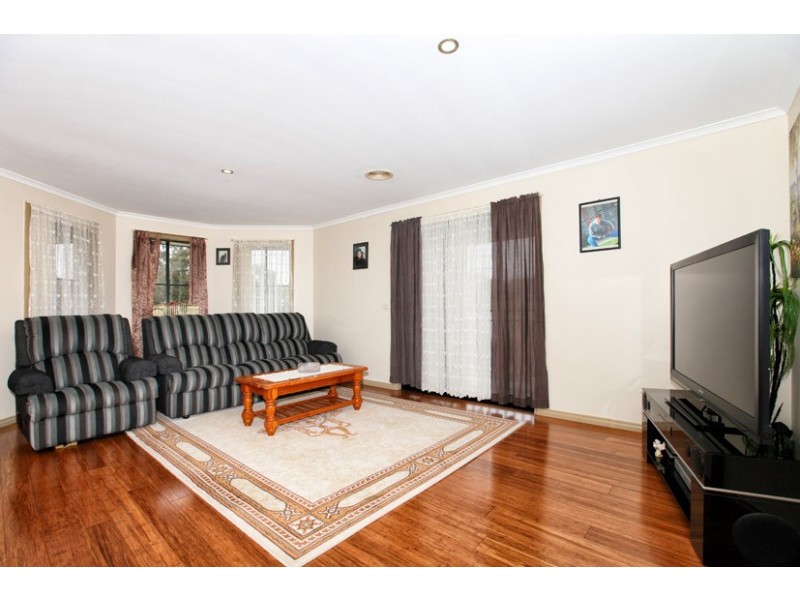 4 Mckeown Crescent, Roxburgh Park VIC 3064
