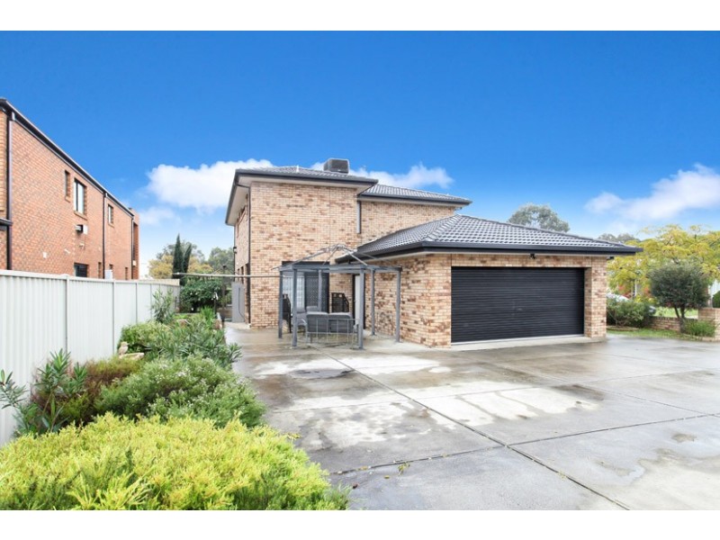 4 Mckeown Crescent, Roxburgh Park VIC 3064