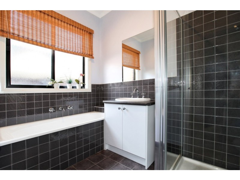 24 Thames Way, Roxburgh Park VIC 3064