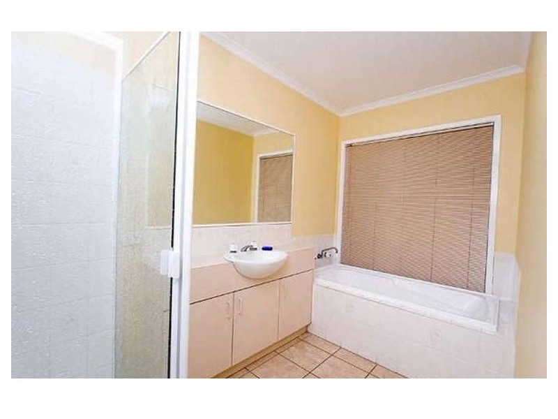 2 Parkinson Way, Roxburgh Park VIC 3064