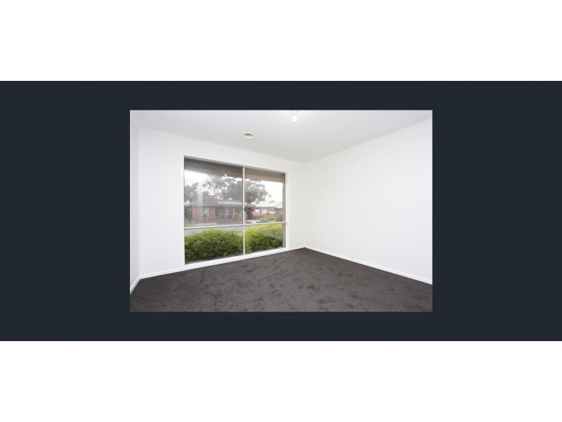 9 Edgecombe Way, Roxburgh Park VIC 3064