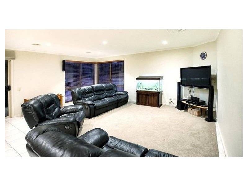 19 Hunter Avenue, Roxburgh Park VIC 3064