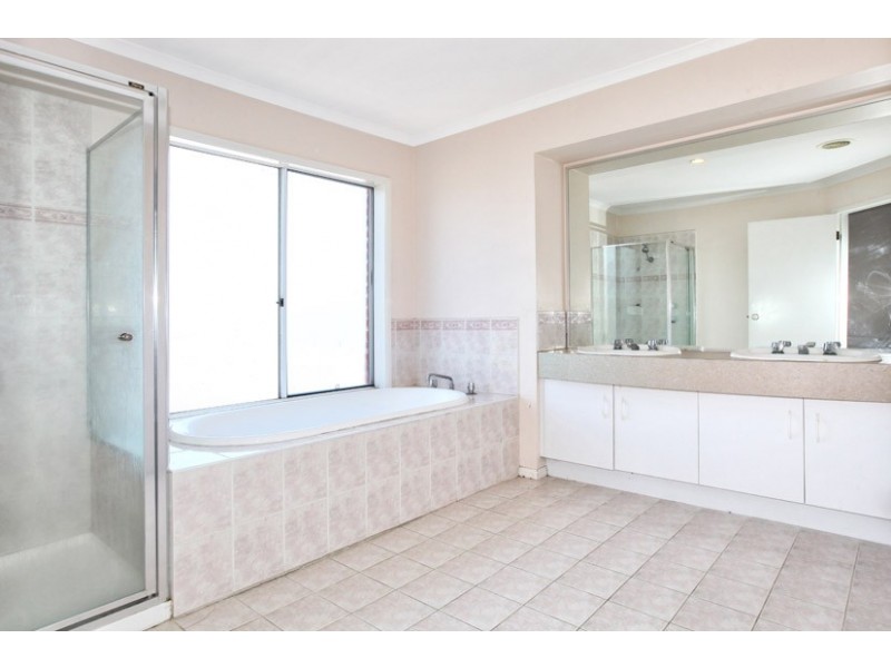 1 Angus Court, Roxburgh Park VIC 3064