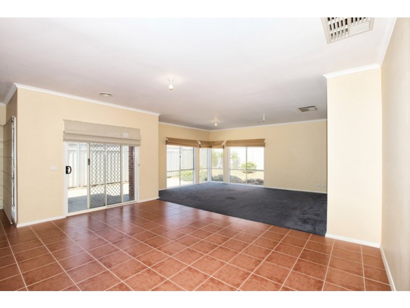51 Woodlea Crescent, Craigieburn VIC 3064