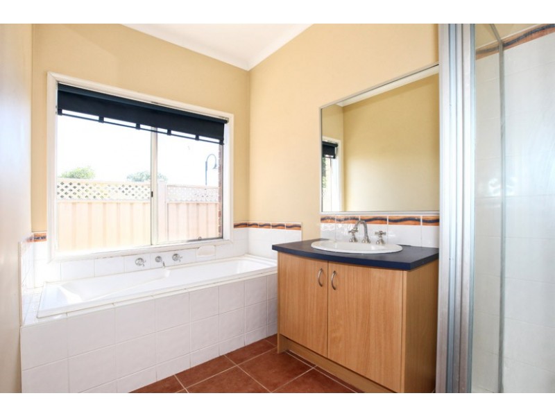 51 Woodlea Crescent, Craigieburn VIC 3064