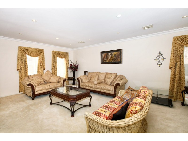 8 Mensa Court, Roxburgh Park VIC 3064