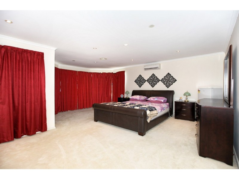 8 Mensa Court, Roxburgh Park VIC 3064