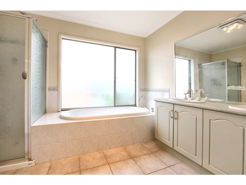 8 Mensa Court, Roxburgh Park VIC 3064