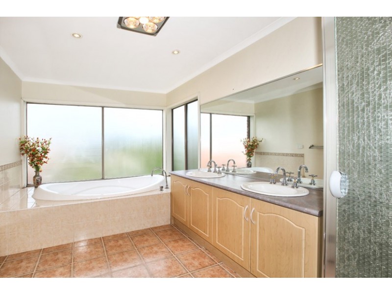 8 Mensa Court, Roxburgh Park VIC 3064