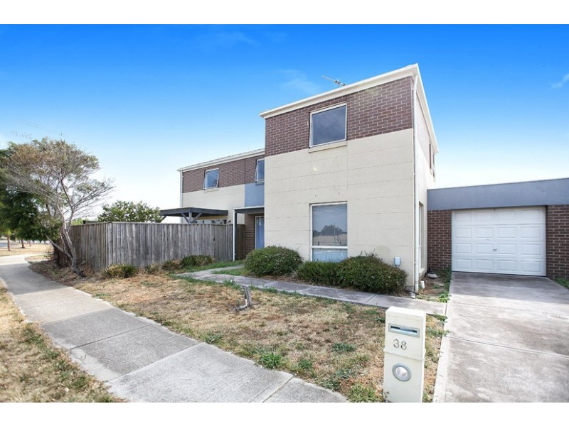 38 Lakeside Drive, Roxburgh Park VIC 3064