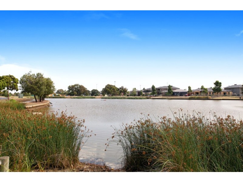 38 Lakeside Drive, Roxburgh Park VIC 3064