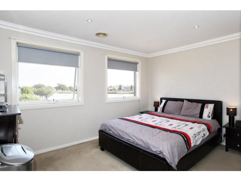 38 Lakeside Drive, Roxburgh Park VIC 3064