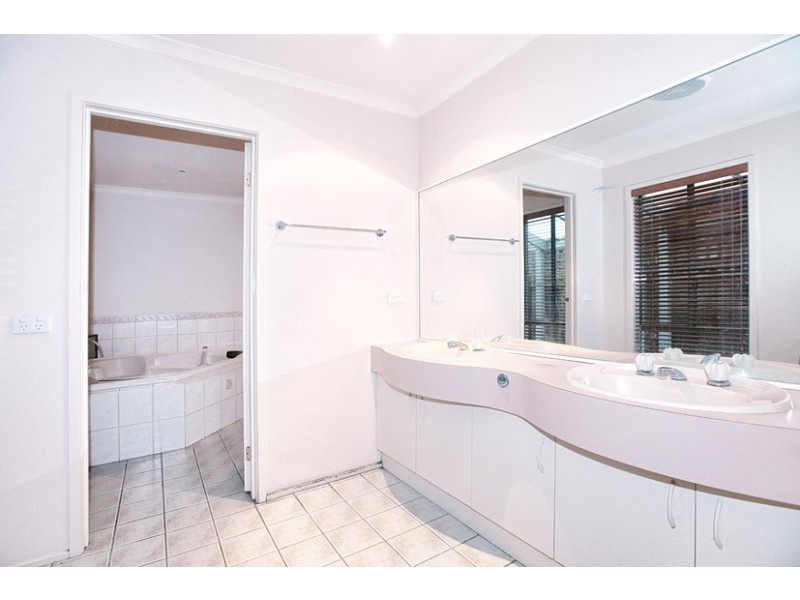 11 Conroy place, Roxburgh Park VIC 3064