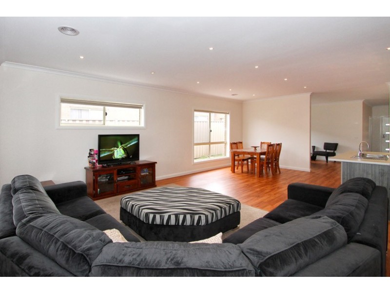 18 Discovery Close, Craigieburn VIC 3064