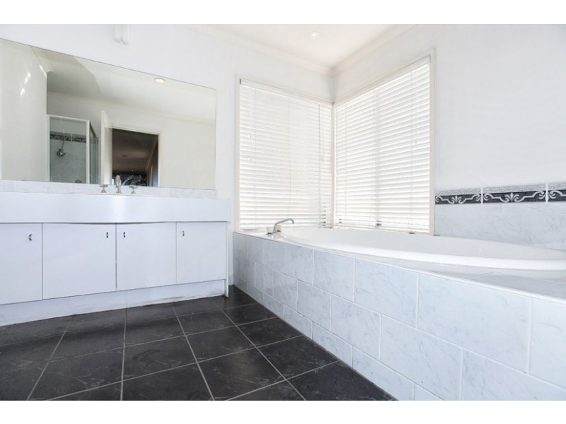 8 Castlehill Avenue, Greenvale VIC 3059