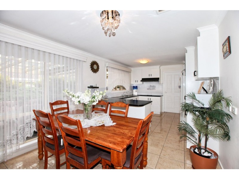 24 Rearden Crescent, Roxburgh Park VIC 3064