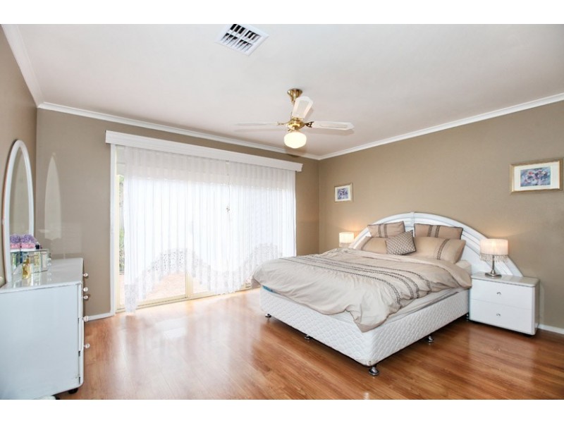 24 Rearden Crescent, Roxburgh Park VIC 3064
