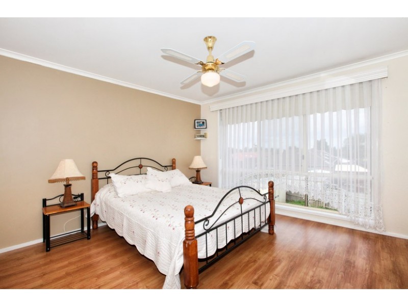 24 Rearden Crescent, Roxburgh Park VIC 3064