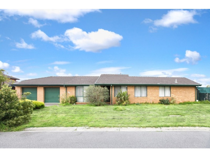 5 Reading Close, Roxburgh Park VIC 3064