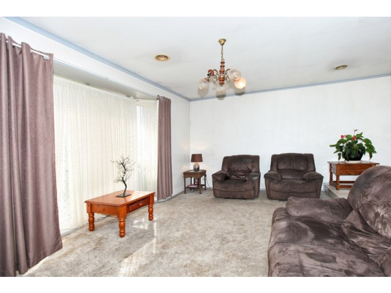 5 Reading Close, Roxburgh Park VIC 3064