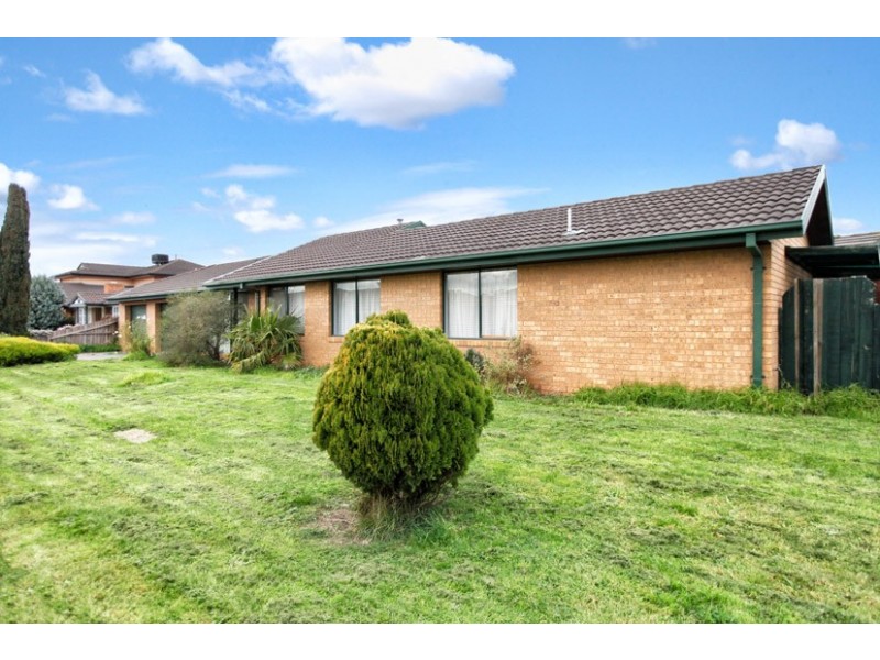 5 Reading Close, Roxburgh Park VIC 3064
