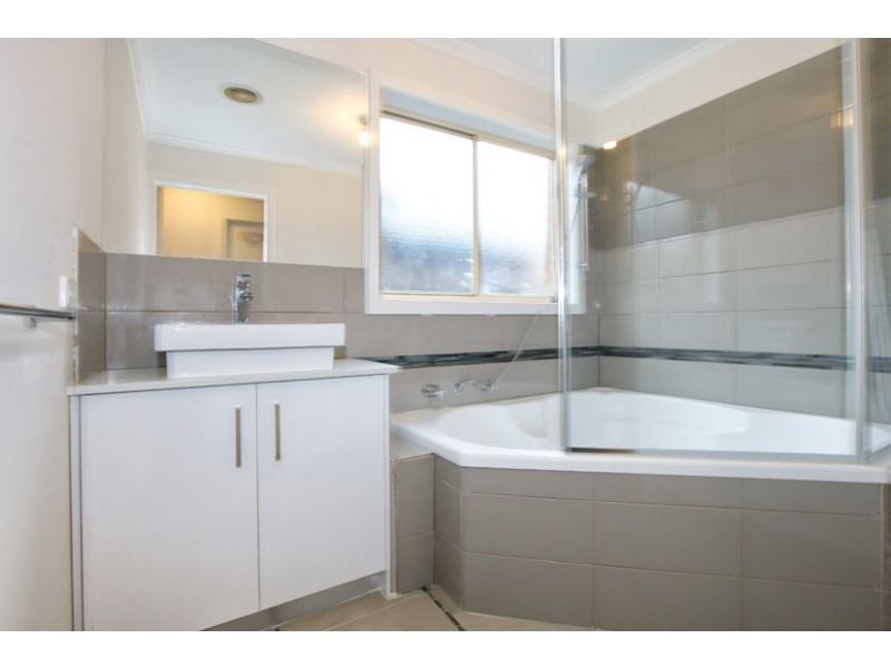9 Connell Walk, Roxburgh Park VIC 3064