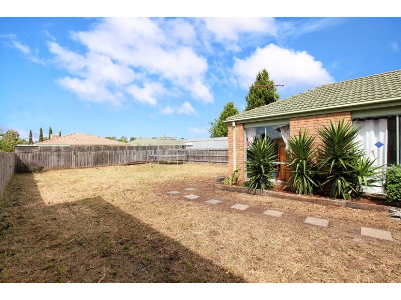 14 McLaurin Ave, Roxburgh Park VIC 3064