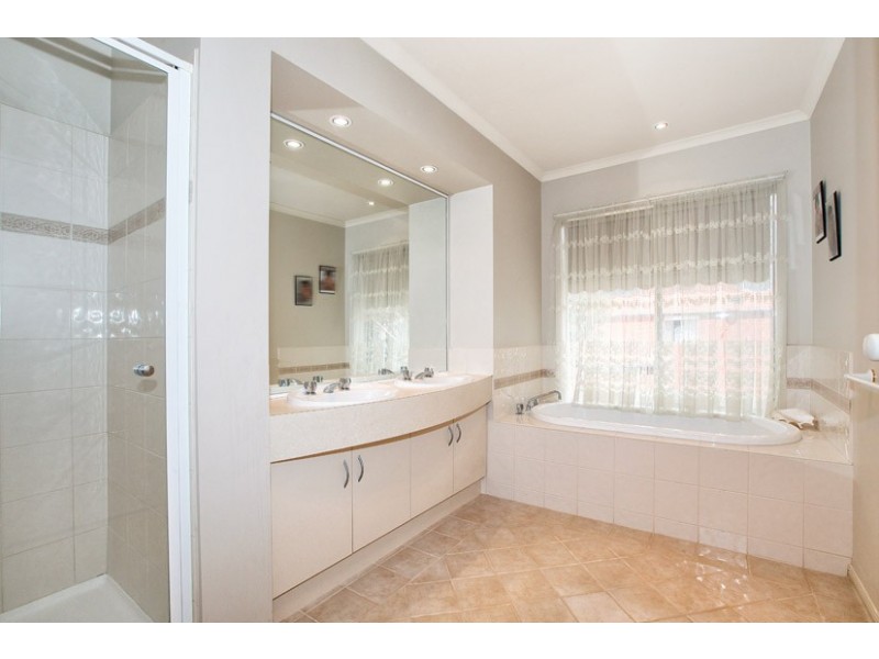 15 Boyden Square, Roxburgh Park VIC 3064