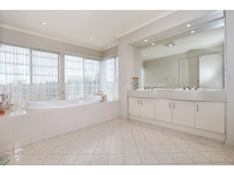 15 Boyden Square, Roxburgh Park VIC 3064