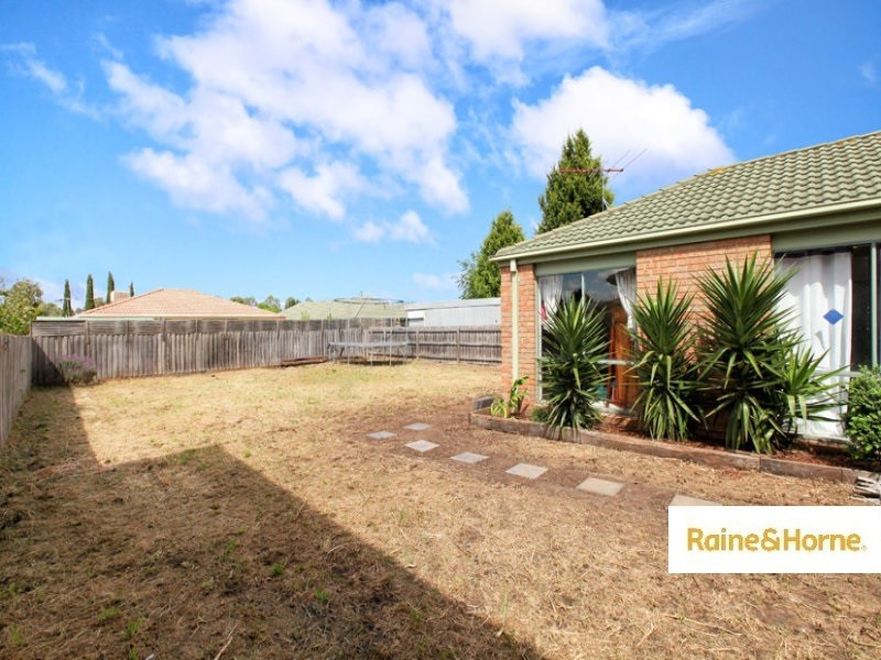 14 McLaurin Ave, Roxburgh Park VIC 3064