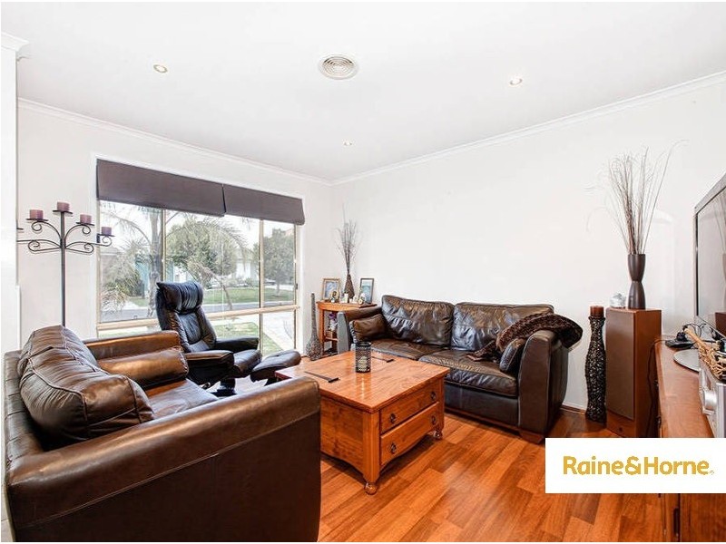 5 Bonney Place, Roxburgh Park VIC 3064