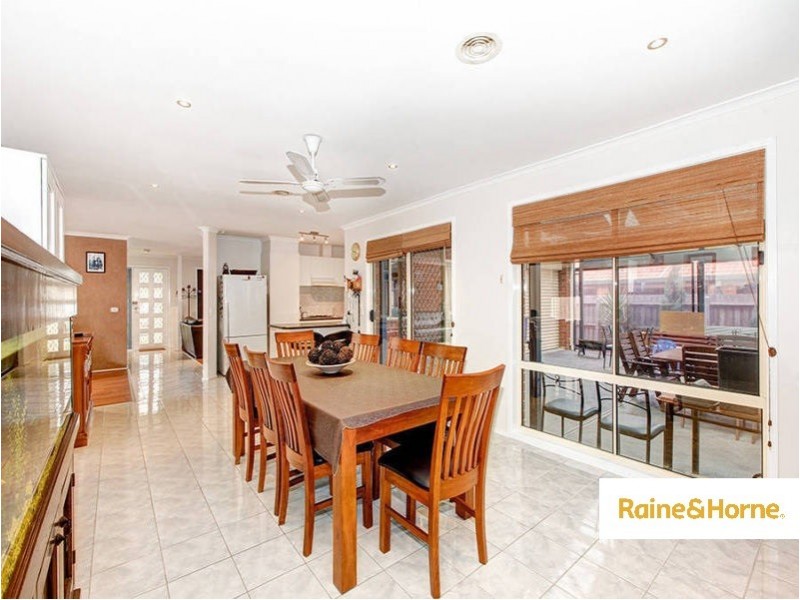 5 Bonney Place, Roxburgh Park VIC 3064