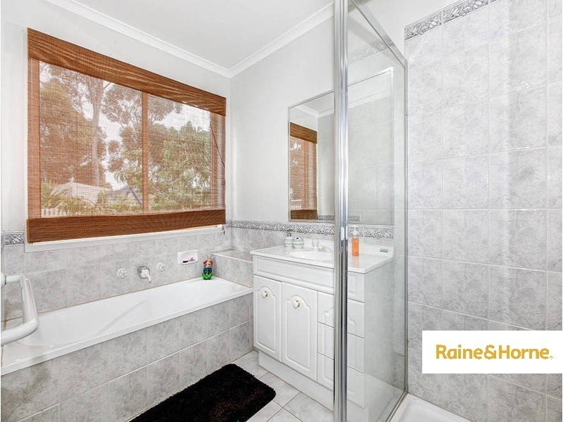 5 Bonney Place, Roxburgh Park VIC 3064