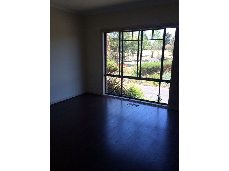10/8 Knight Crescent, Roxburgh Park VIC 3064