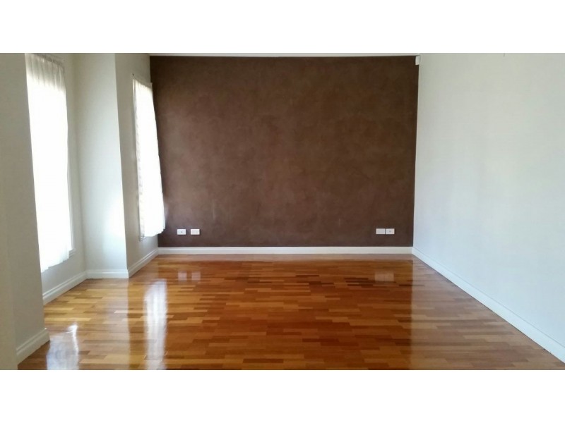 4 Amalfi Crt, Roxburgh Park VIC 3064