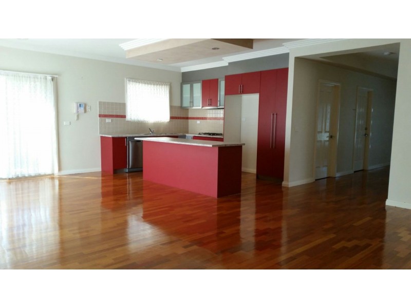 4 Amalfi Crt, Roxburgh Park VIC 3064