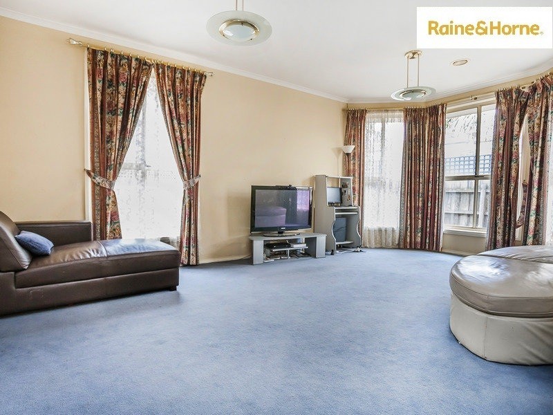 9 Murchison Drive, Roxburgh Park VIC 3064