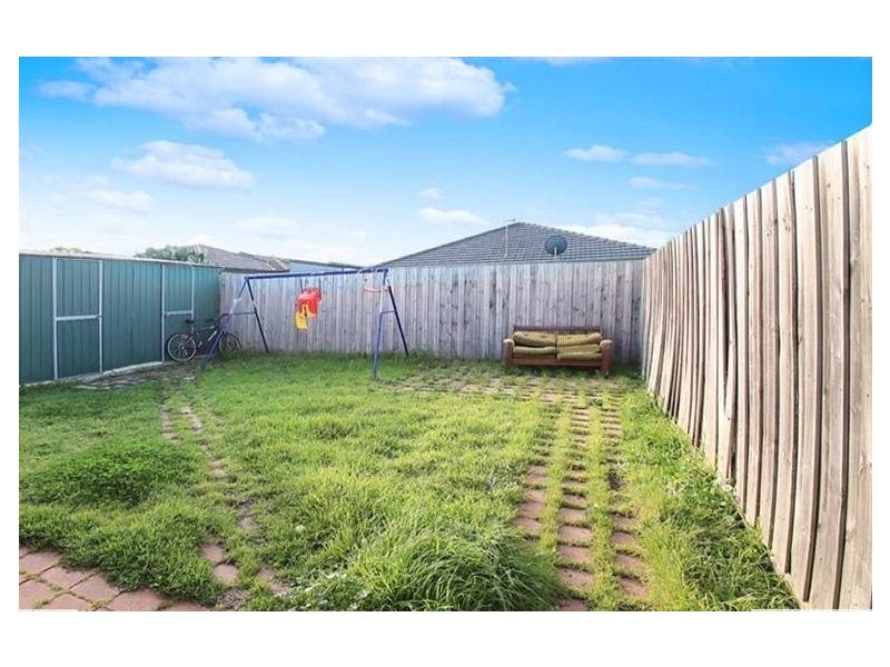 16 MACKELLAR DRIVE, Roxburgh Park VIC 3064