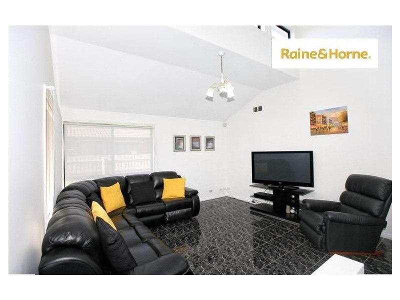 4 McConnell Cres, Roxburgh Park VIC 3064