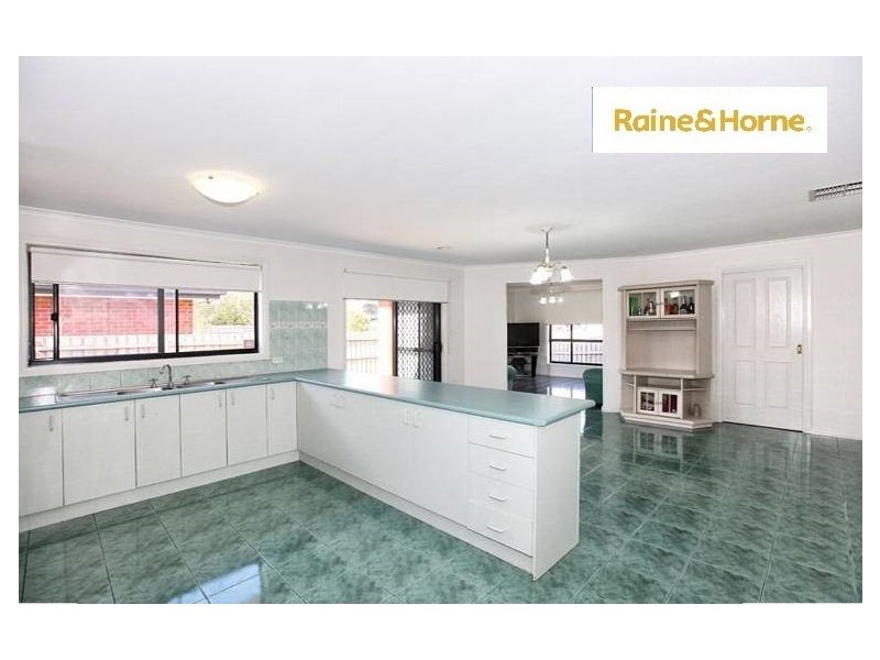 4 McConnell Cres, Roxburgh Park VIC 3064