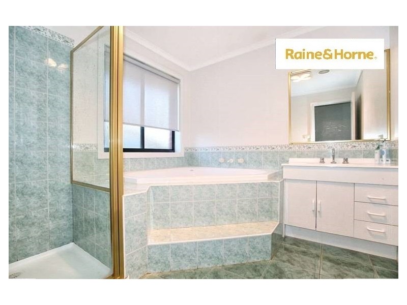 4 McConnell Cres, Roxburgh Park VIC 3064